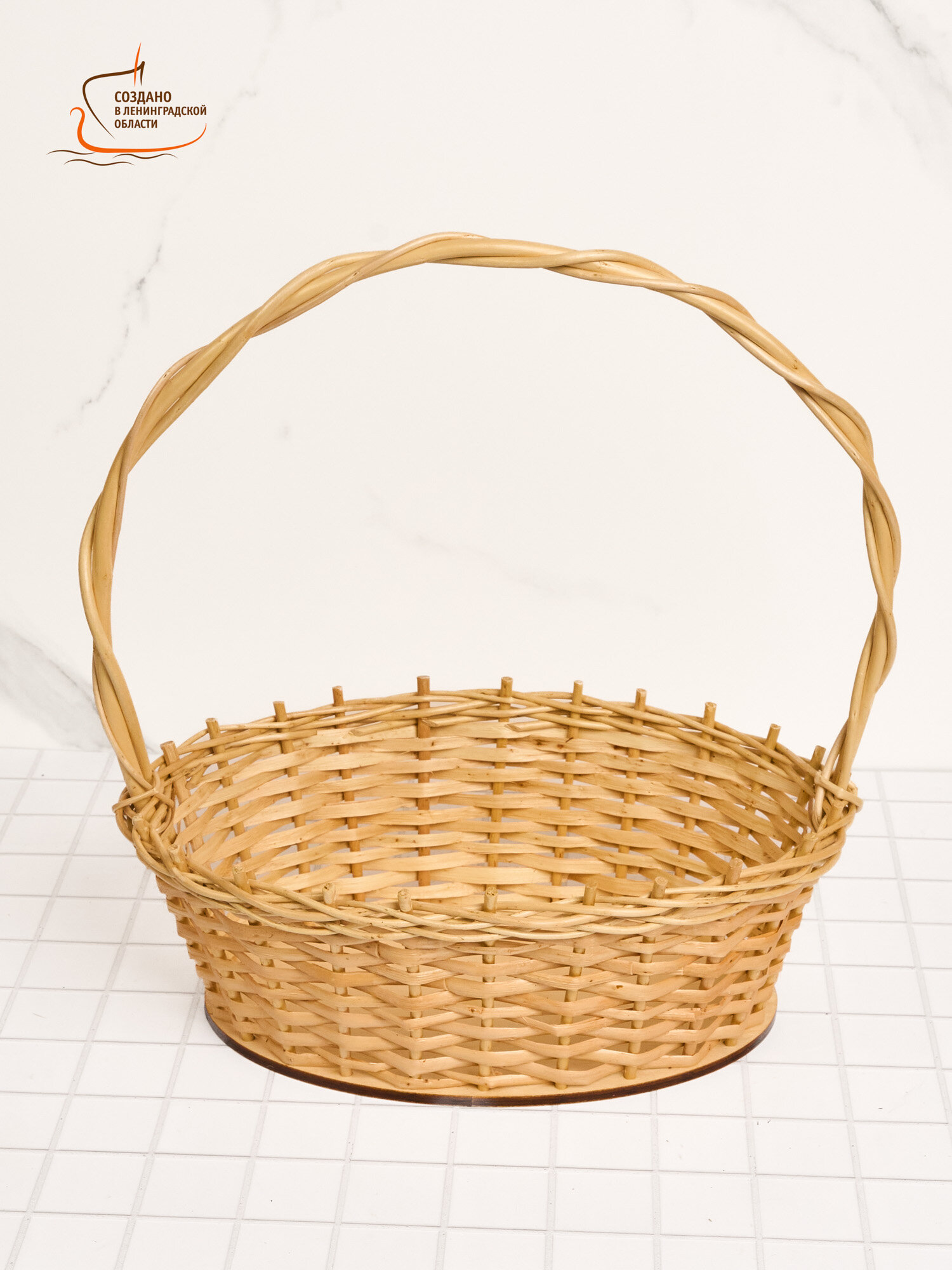 Корзинка плетеная из лозы овальная для подарка  цветов  фруктов  ширина 22 см  длина 32  высота с ручкой 37 см
