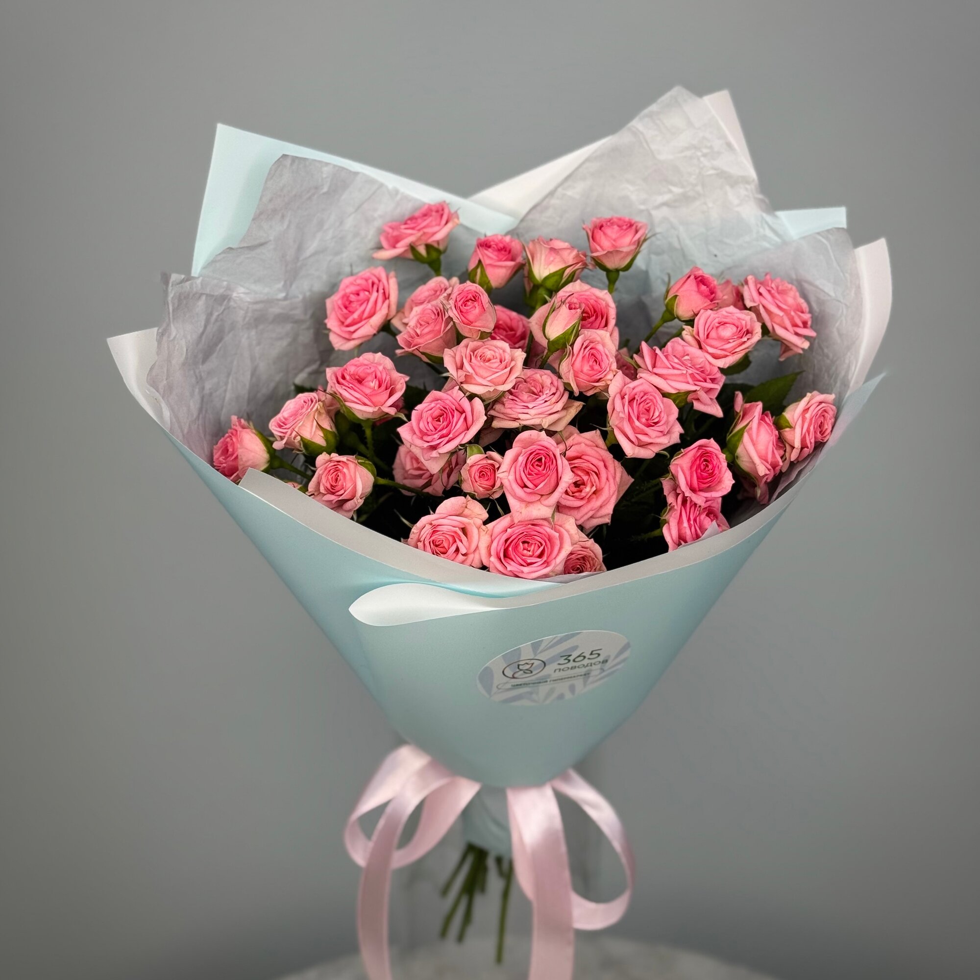 Букет из 9 кустовых розовых роз в стильной упаковке. «365 Поводов» - живые цветы с доставкой