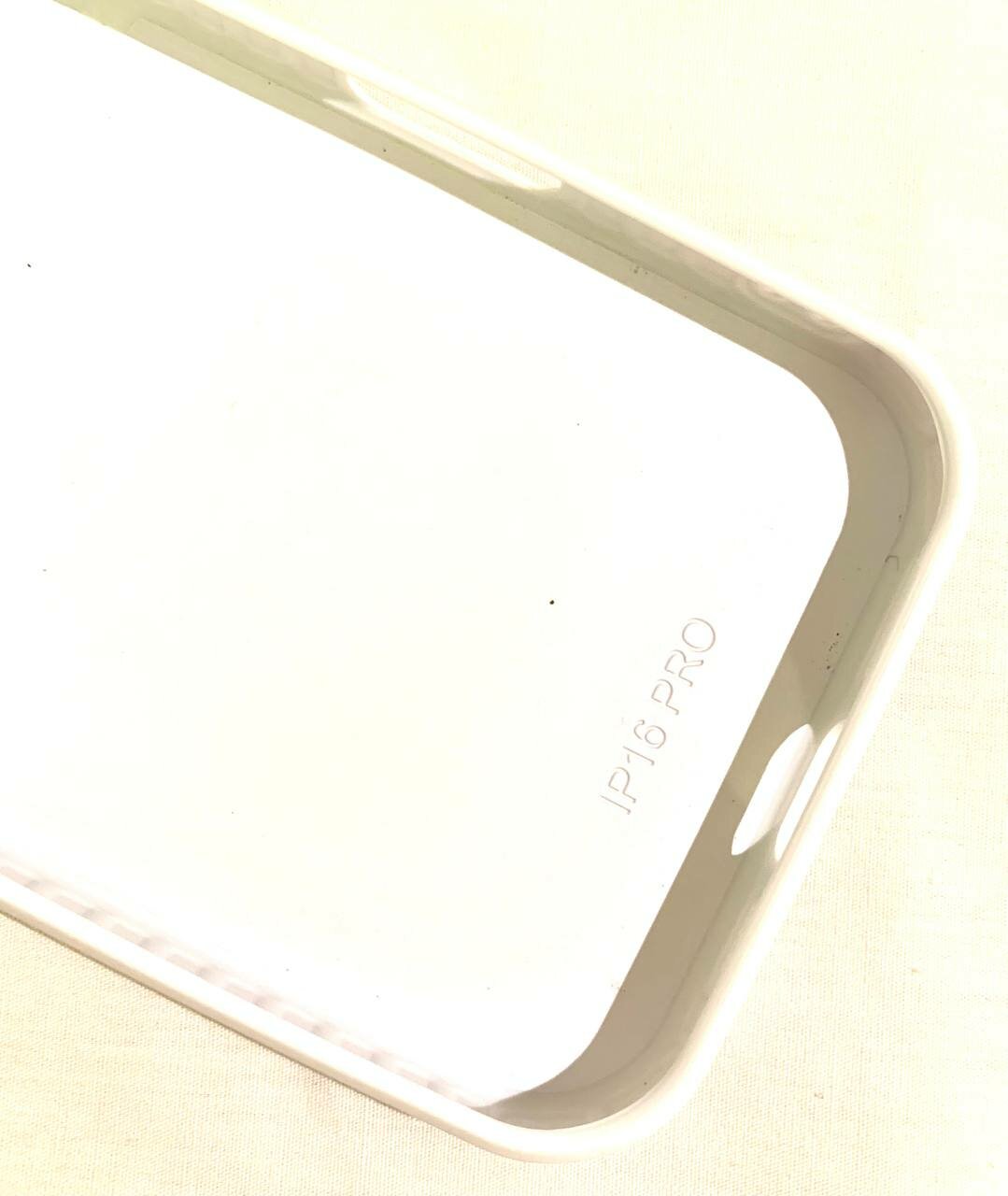 Чехол "Сердечки" белого цвета для модели телефона Iphone 16 Pro — фото 1