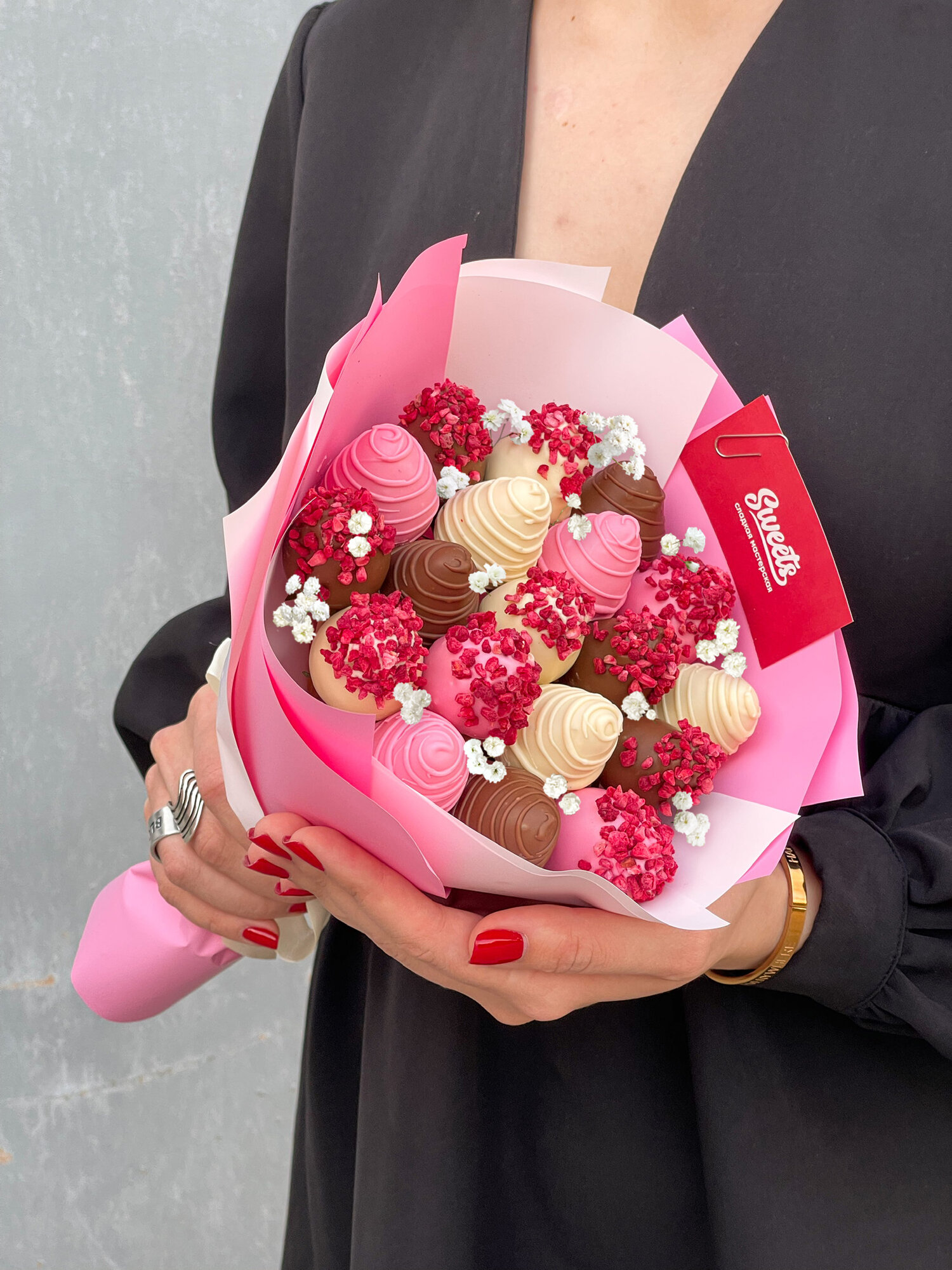 Клубника в шоколаде букет Sweets "Glamour", гипсофила и клубника в шоколаде, размер S, высота 25 см