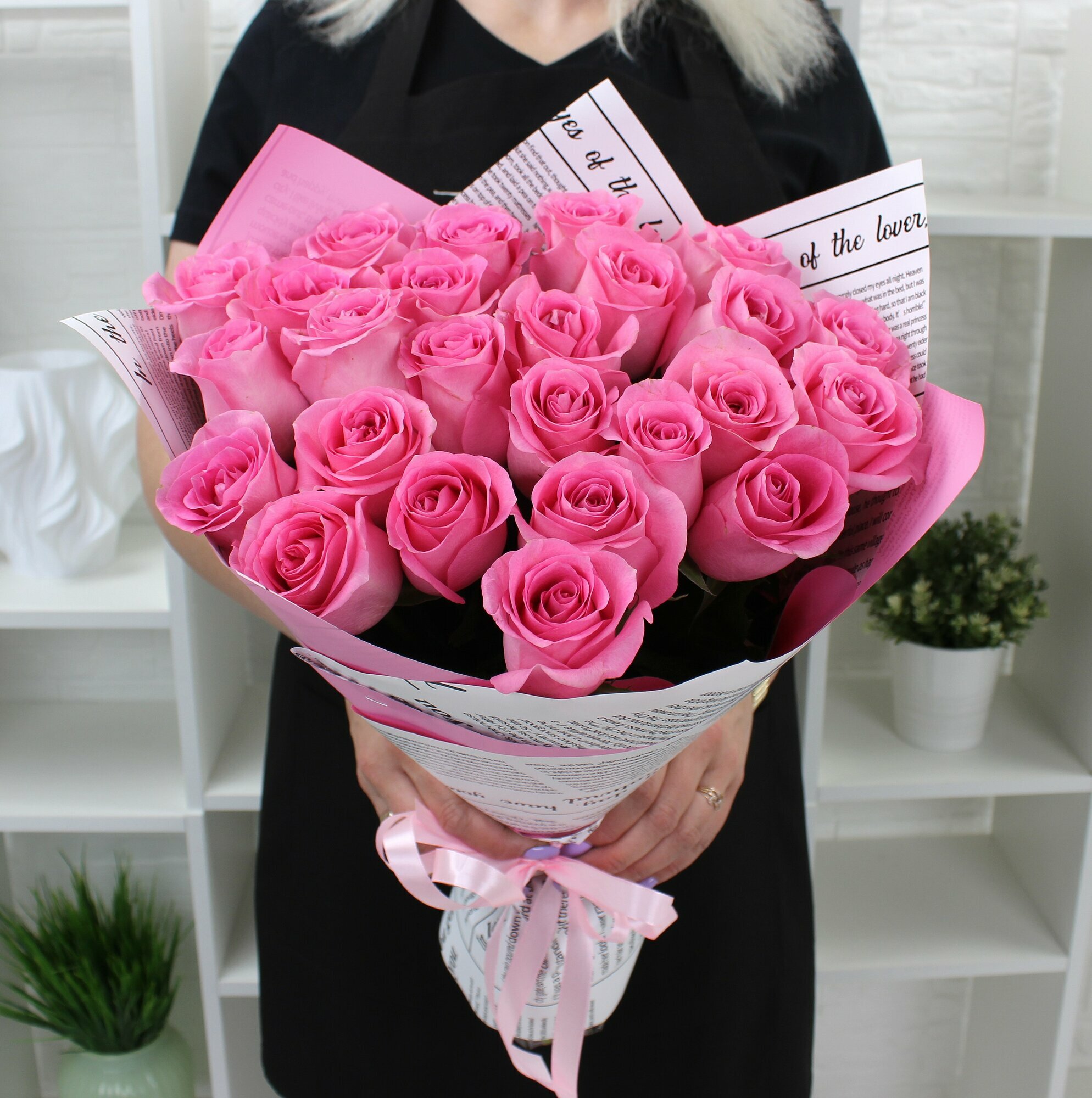 Монобукет THE FLOREAL 25 роз высота 50 см розовый аквабокс бант