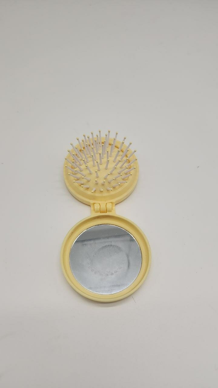 Складная расческа с зеркалом разных цветов — удобный аксессуар для девушек. — фото 1