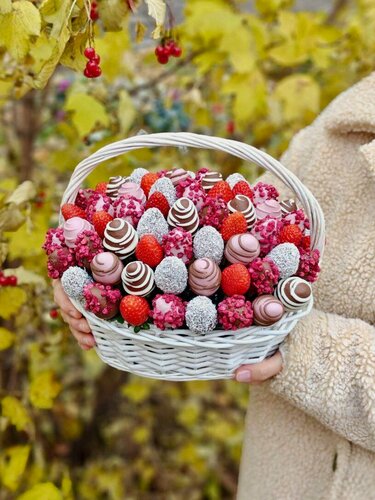 Изображение товара Корзина с клубникой в белом, розовом и молочном шоколаде, малина, темный рис, Berry Mood 2, S размер