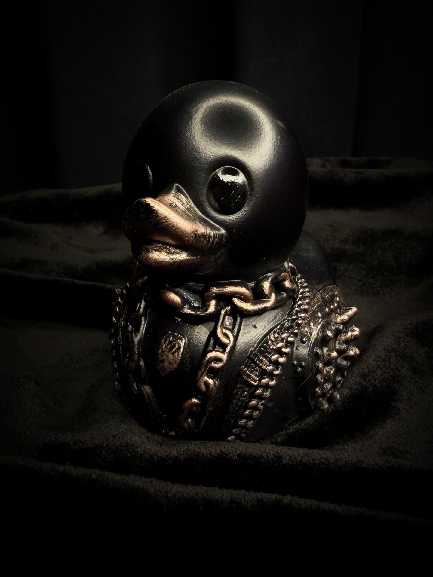 Коллекционная фигурка-уточка Black Metal Duck
