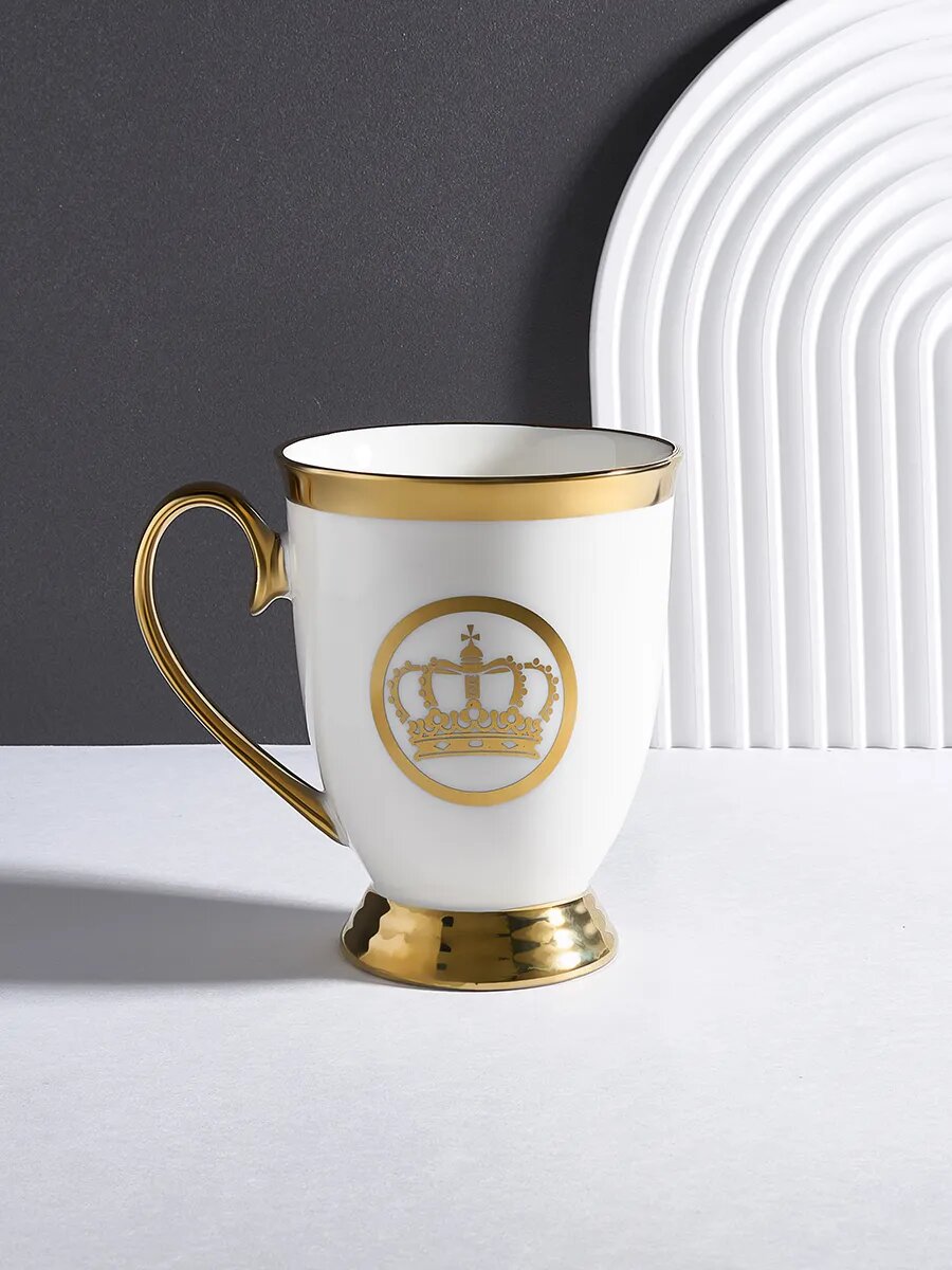 Кружка Тепло в руках, керамика, 300мл, дизайн корона, белая с золотой окаемкой