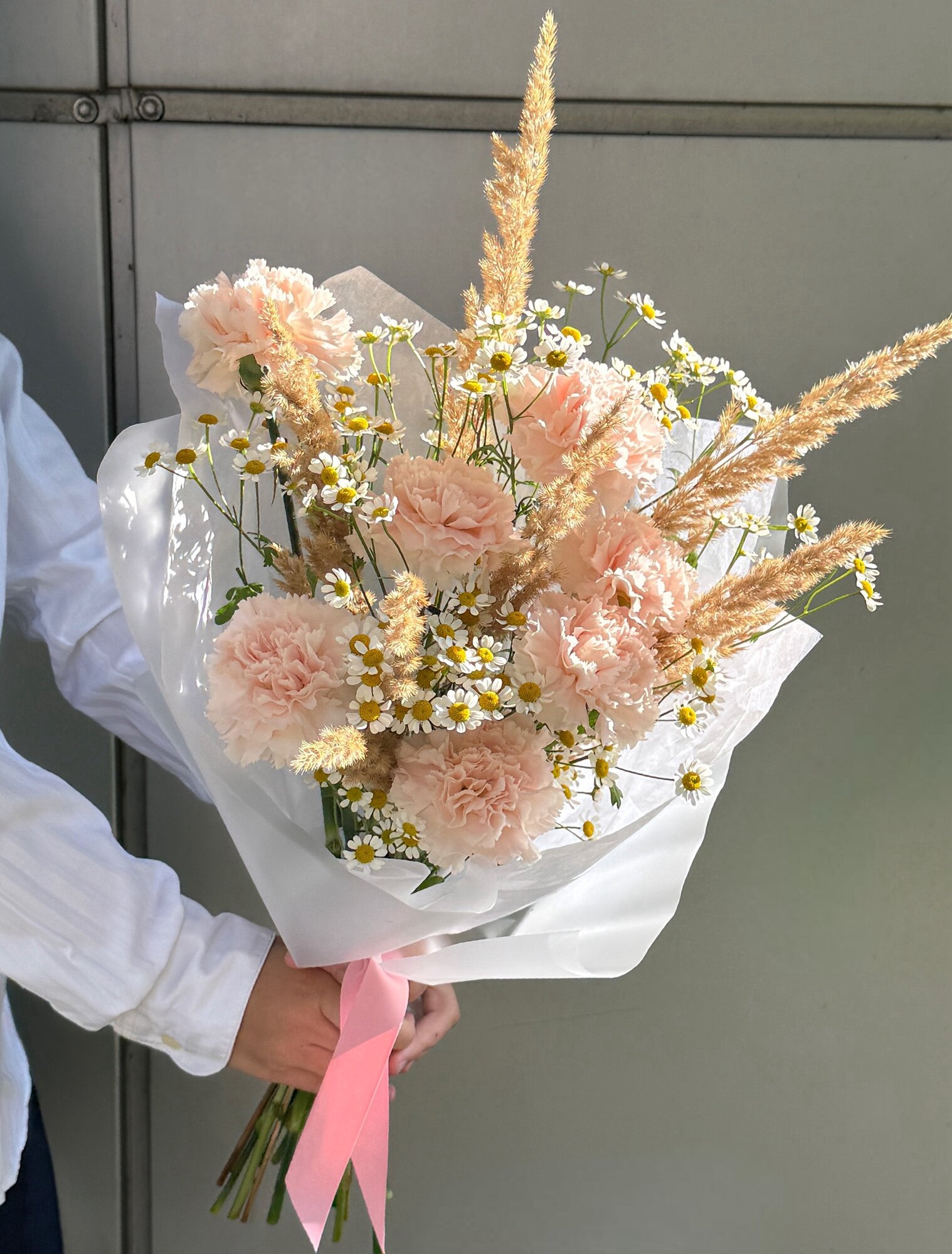 Авторский дуо букет «Кремовая гармония» из пушистых диантусов и кустовых ромашек
