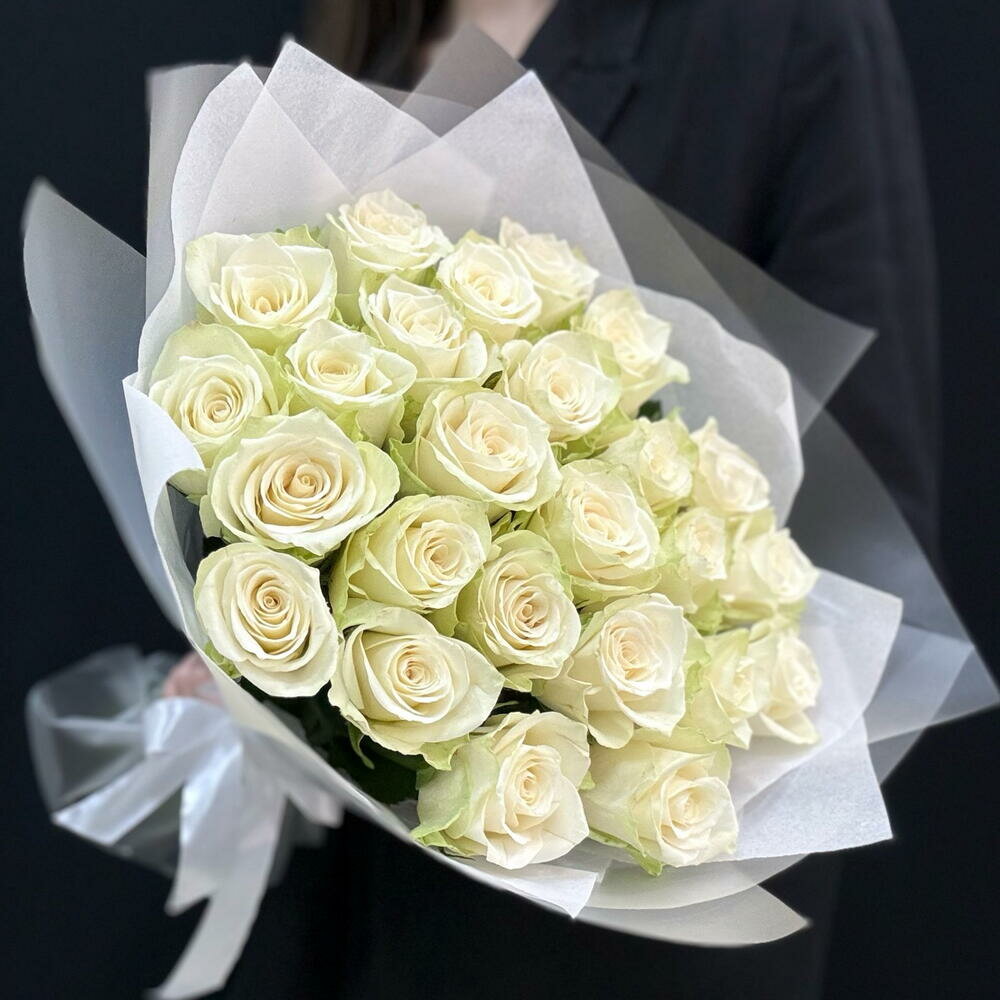 Букет из 25 белых кенийских роз в стильной упаковке (мб 083)
