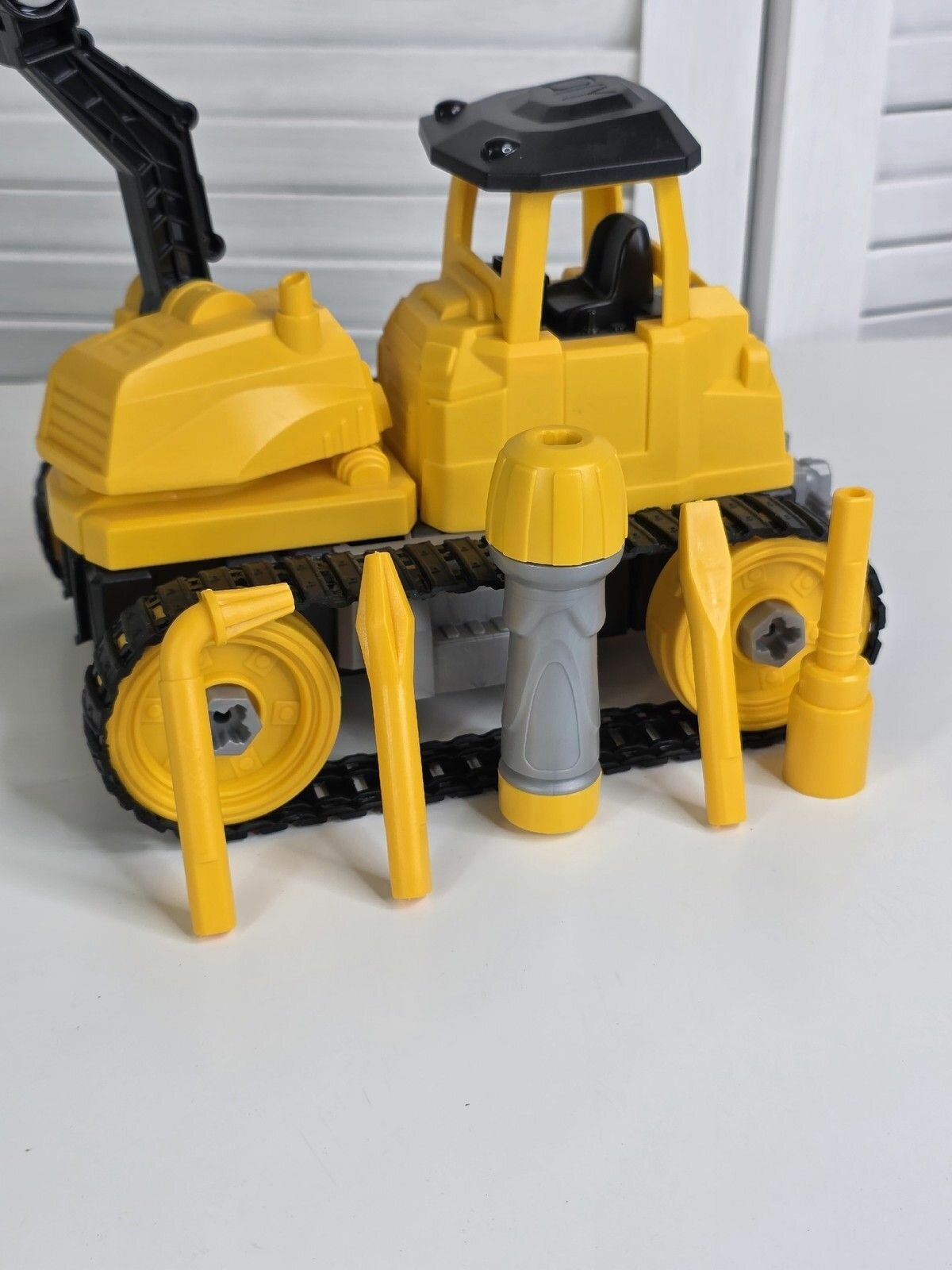 Игрушка Трактор конструктор с отверткой в коробке