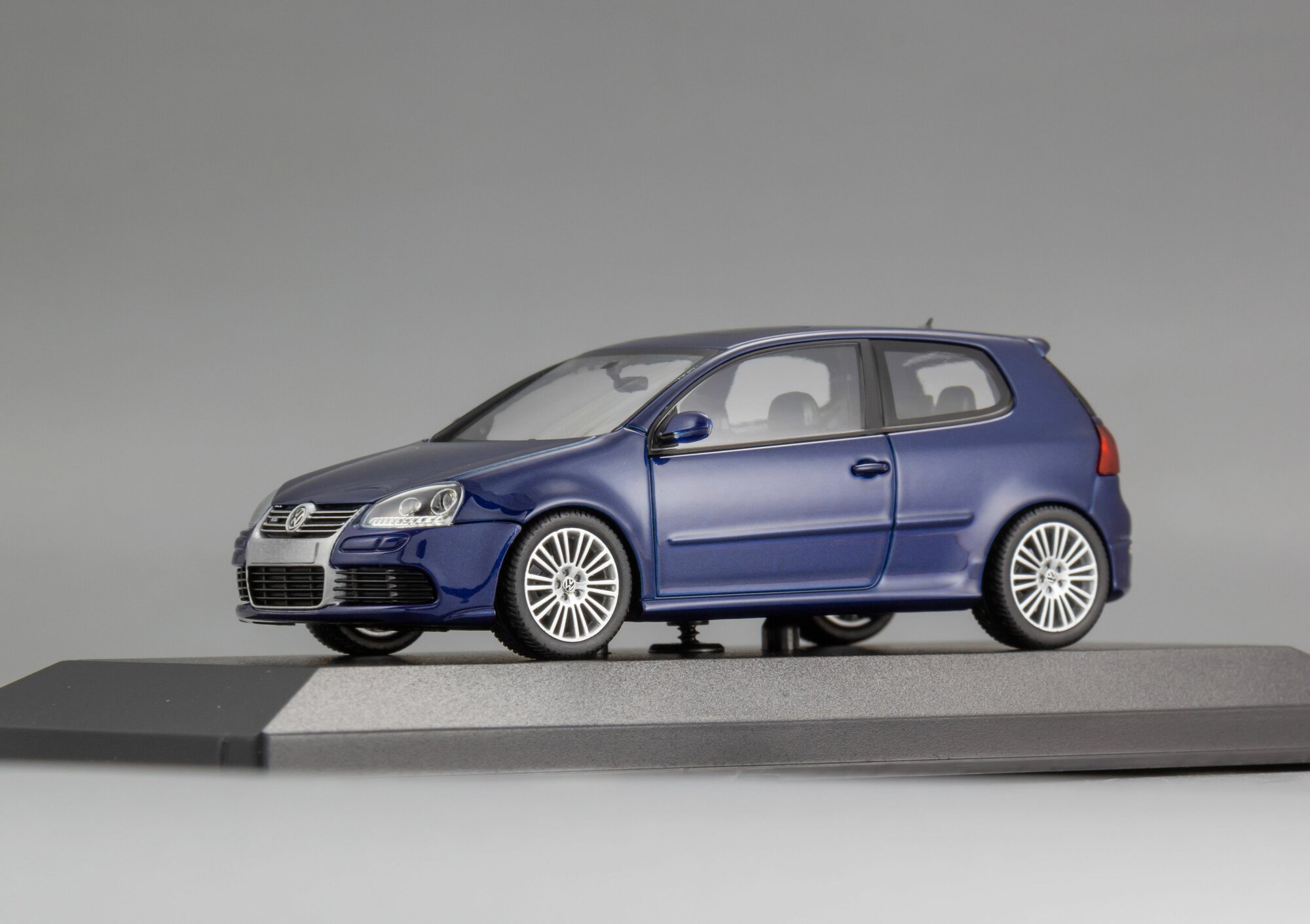 Коллекционная масштабная модель 1:43 Volkswagen Golf R32 - 2005 от Maxichamps — фото 1