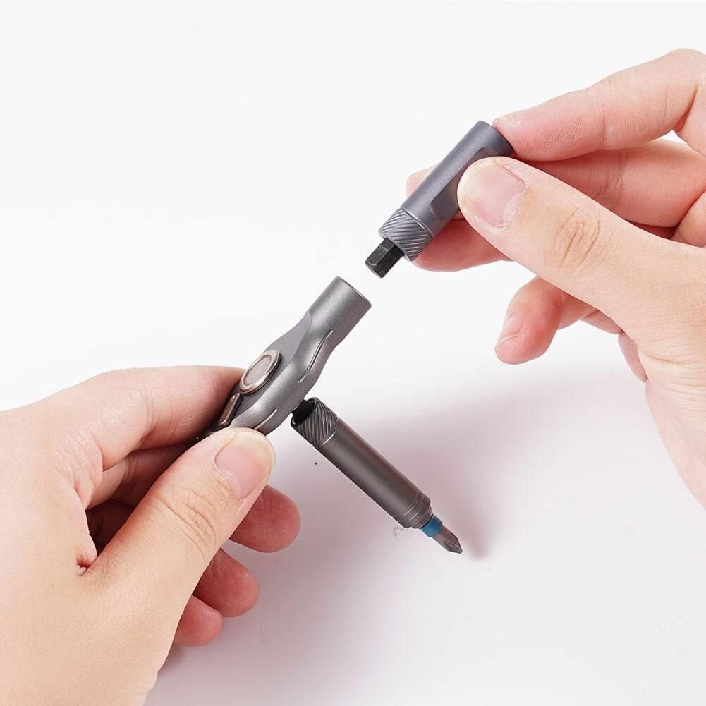 Рукоять отвертки AtuMan Duka с антискользящим покрытием в руке мастера в рабочих перчатках