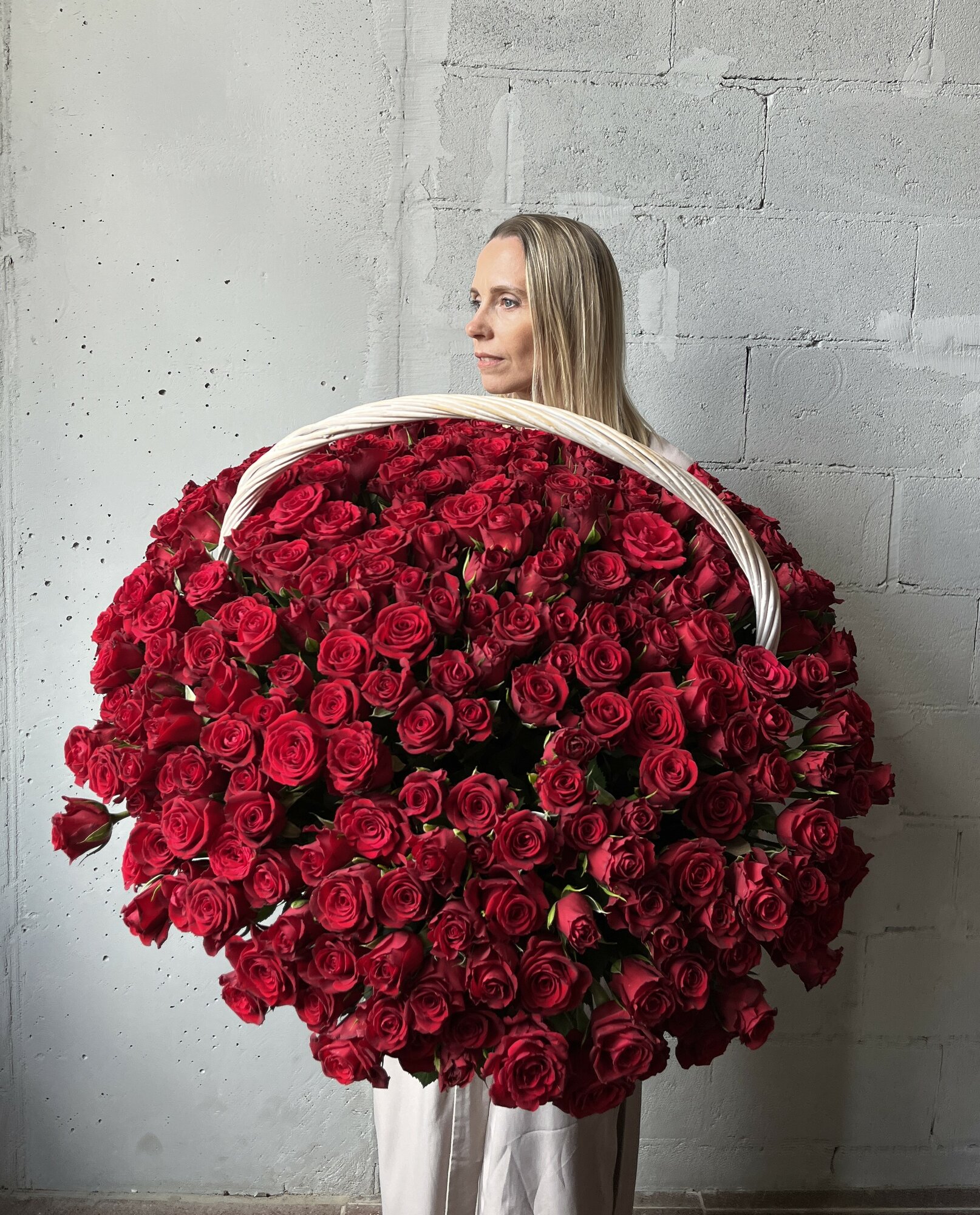 Корзина из 301 красной розы алая роза красная юбилей день рождения девушке любимой маме розы в корзине