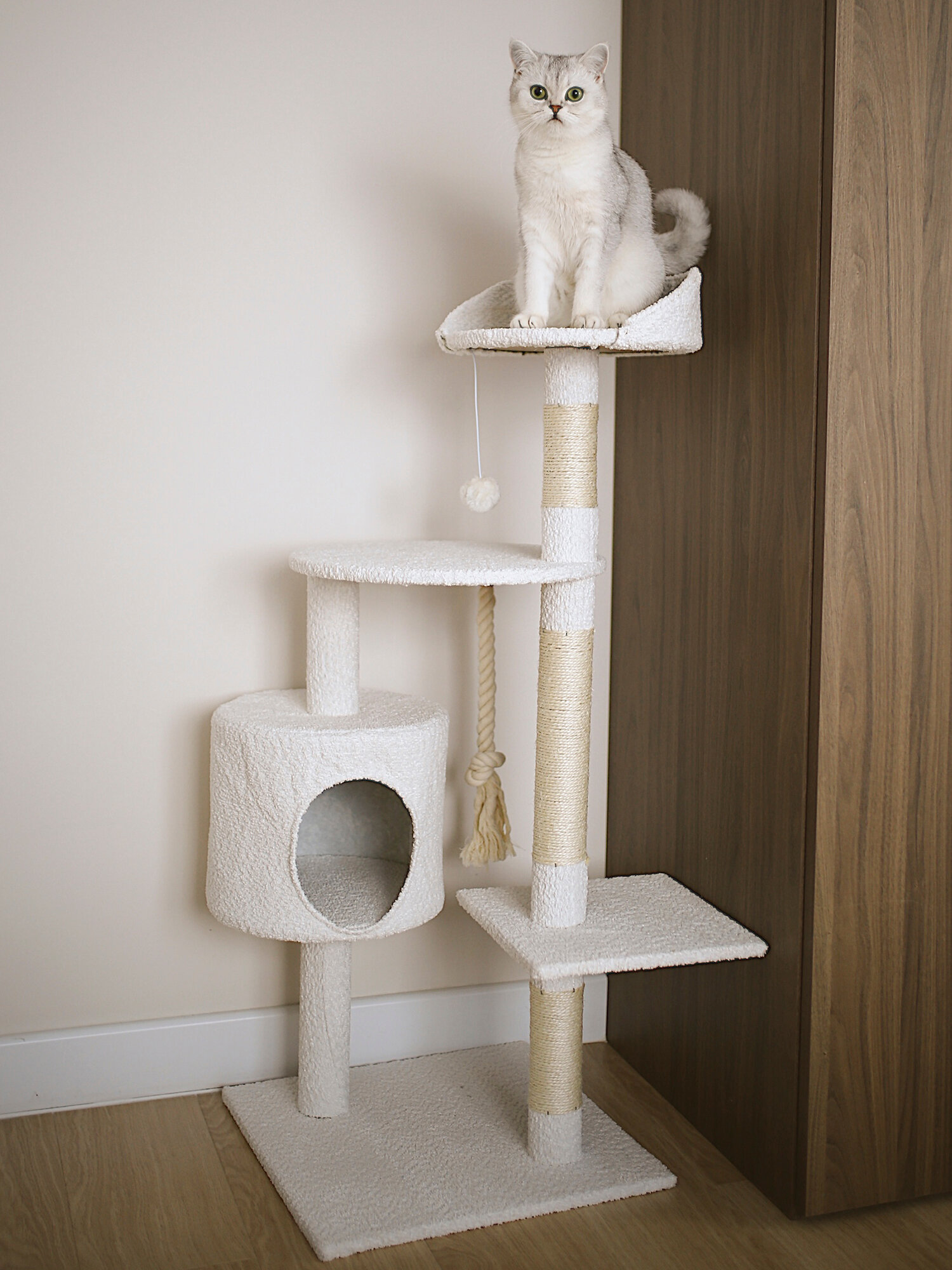 Дом-когтеточка для кошек котов "Не Один Дома" Boucle 45х45х112 см белый