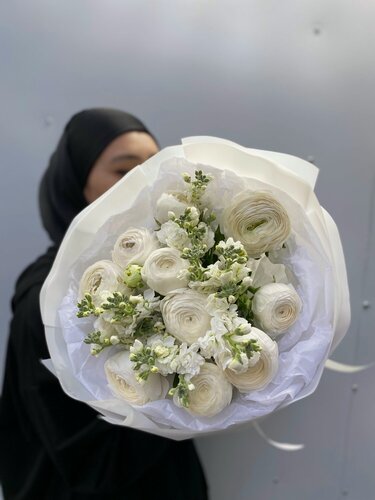 Изображение товара Букет живых цветов NURA FLOWERS, матиола 5 шт, ранункулюс 10 шт, белый