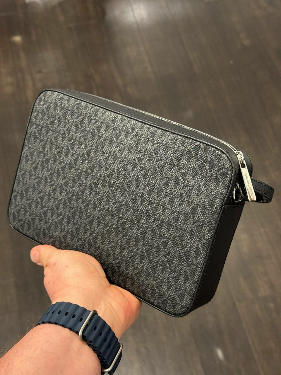 Сумка кросс-боди MICHAEL KORS Сумка женская прямоугольная кожанная черная с логотипом серебрянной фурнитурой без цепочки Michael Kors Outlet Jet Set Item Logo Crossbody Bag 35F8STTC3B, фактура рельефная, матовая, зернистая, перфорированная, черный — фото 1