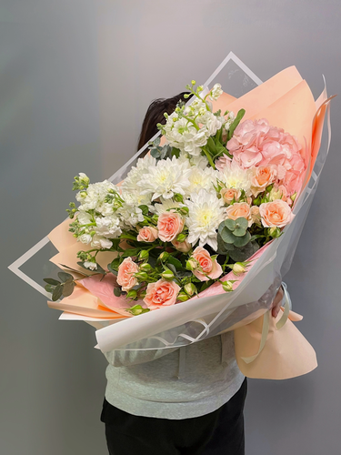 Изображение товара Сборный букет с кустовой розой, хризантемой и маттиолой в стильном оформлении