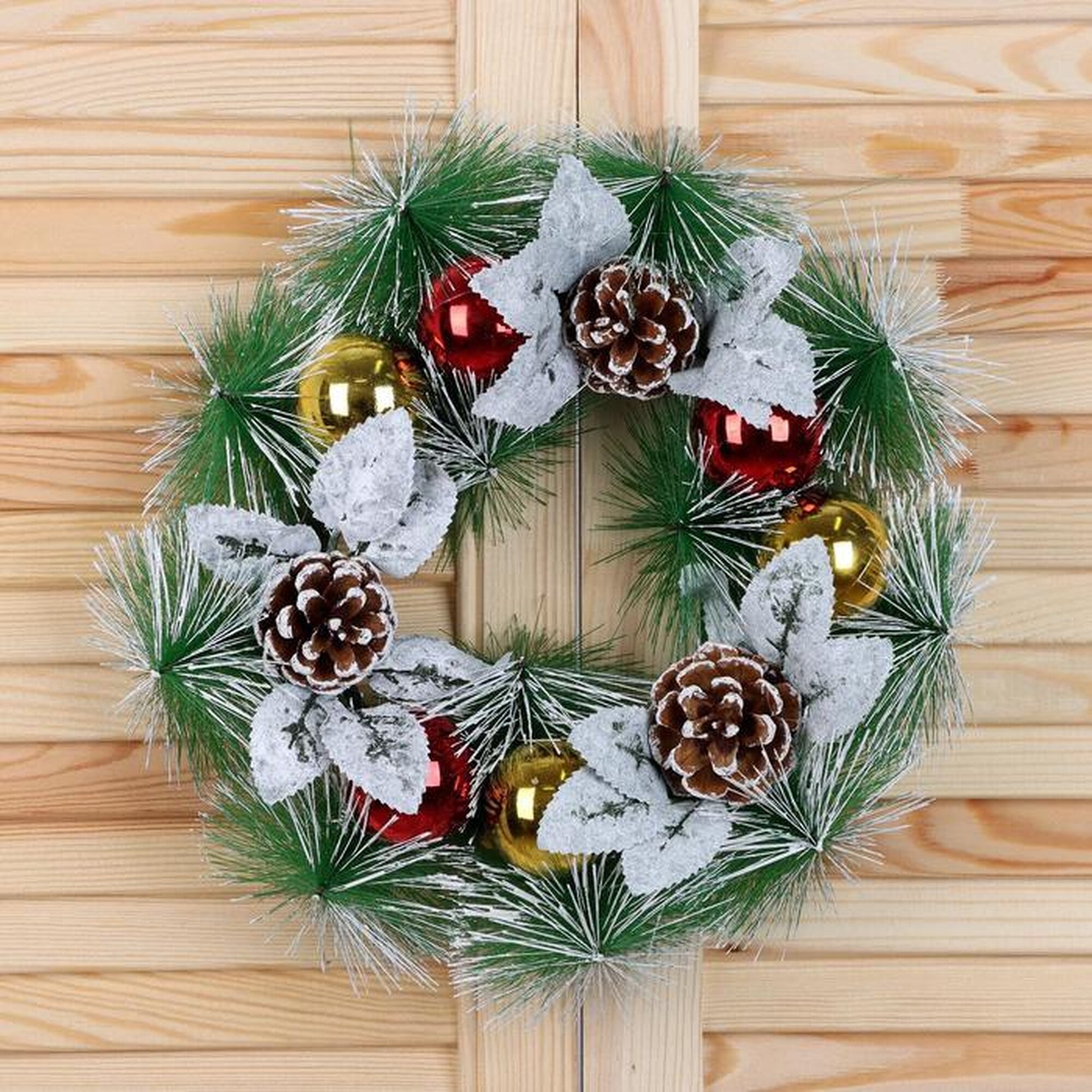 Венок новогодний «Зимнее волшебство. Шишки и листики» d=27 см в снегу