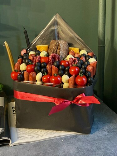 Изображение товара Букет «Парма » с колбасками, сыром, помидорами, маслинами и багетом — подарок на 23 февраля, День Рождения