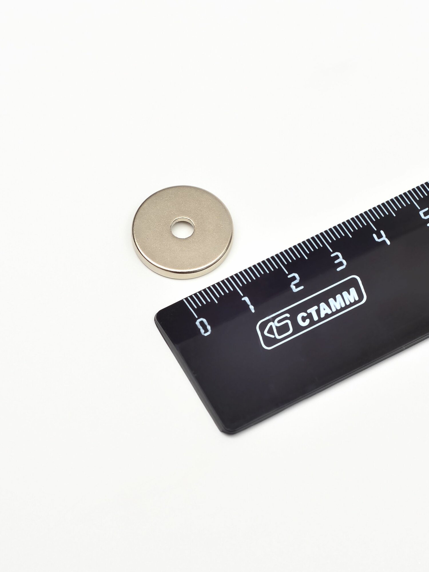 Неодимовые магниты диски 20х3 мм с зенковкой 4,5/7,5, набор 30 шт. в тубе — фото 1