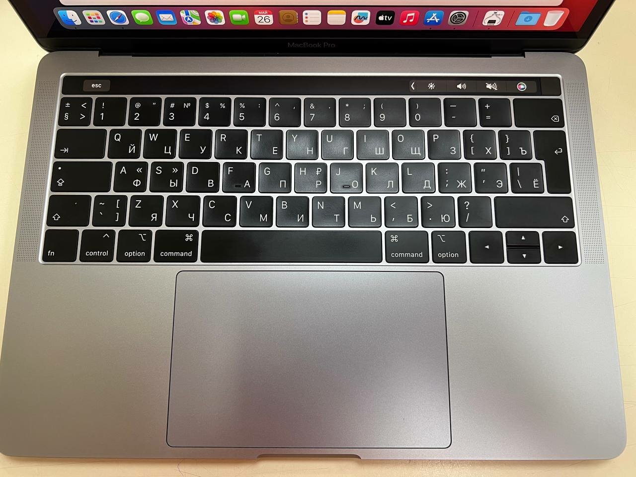 Ноутбук Apple Macbook Pro 13 2019 Retina Touch Bar A2159 i5 1.4Ггц x 4 ядра / Оперативная память RAM 8ГБ / Объем накопителя SSD 256ГБ / Space Gray — фото 1