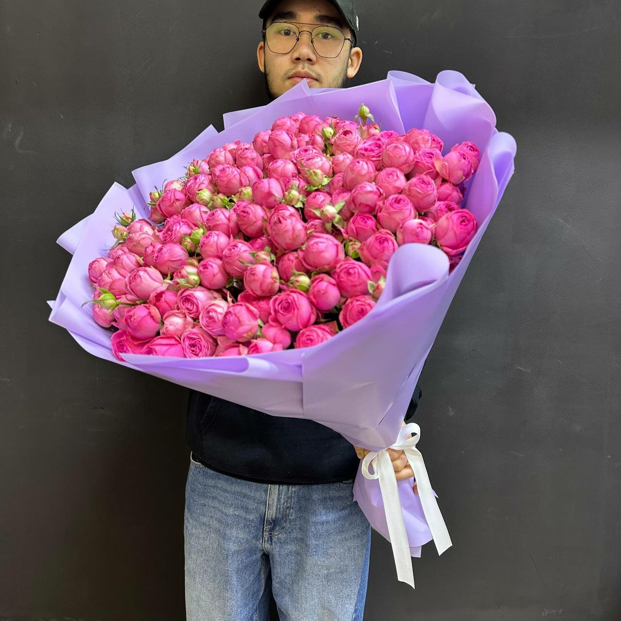 Прекрасный букет кустовых роз пионовидных Армении в количестве 29 штук с доставкой 60 см высота