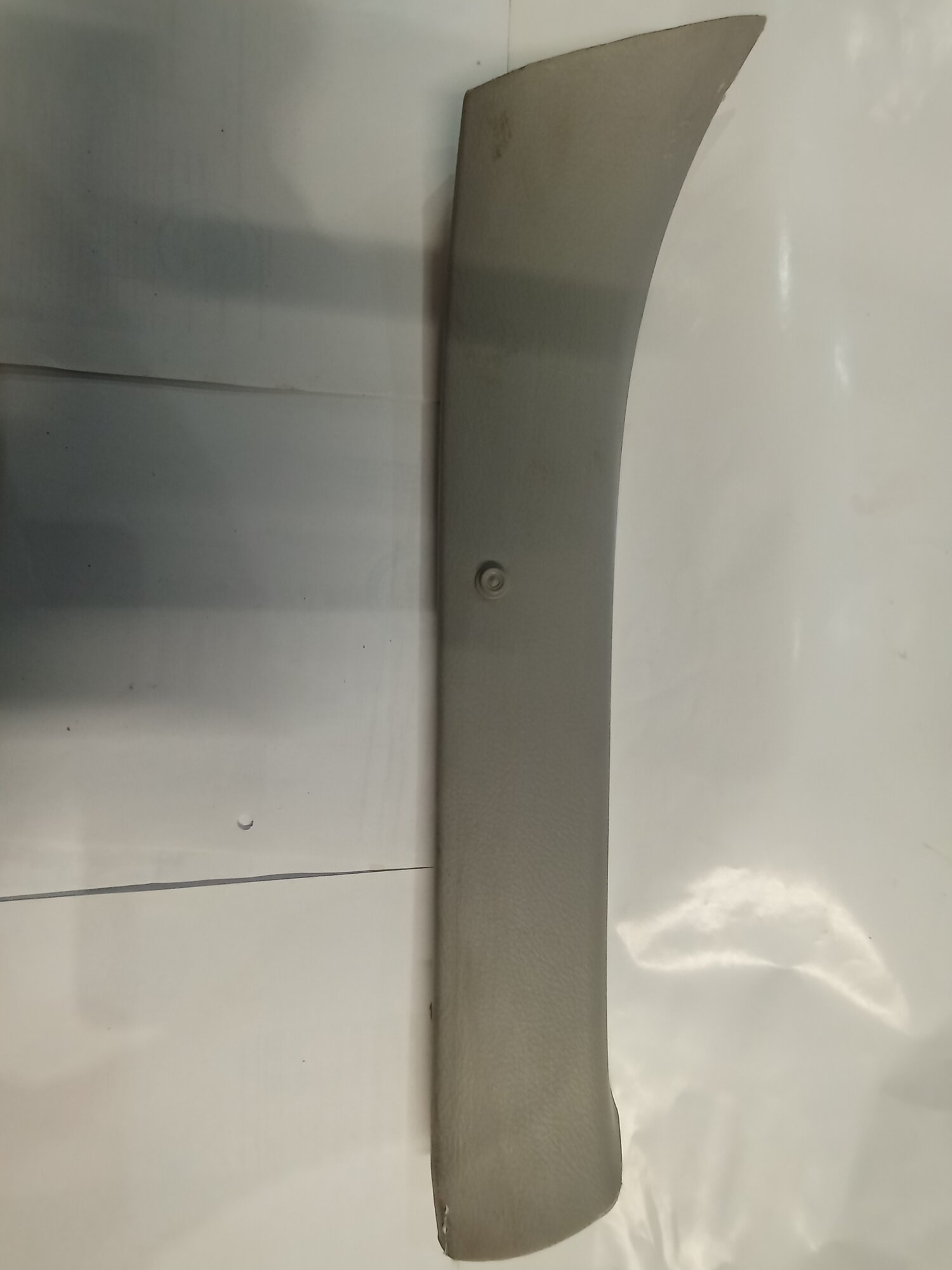 Тойота альфард 10 накладка задней крышки багажника.62582-58010.