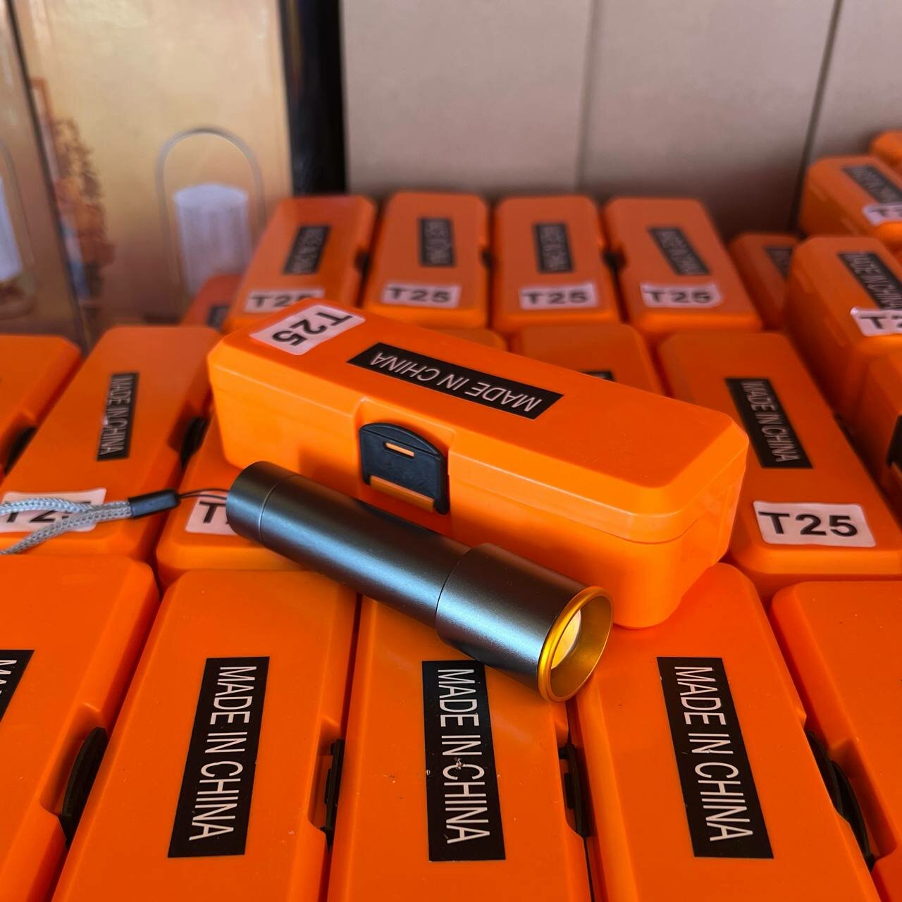 Карманный светодиодный фонарь T25, алюминиевый корпус, яркий LED, шнурок, компактный