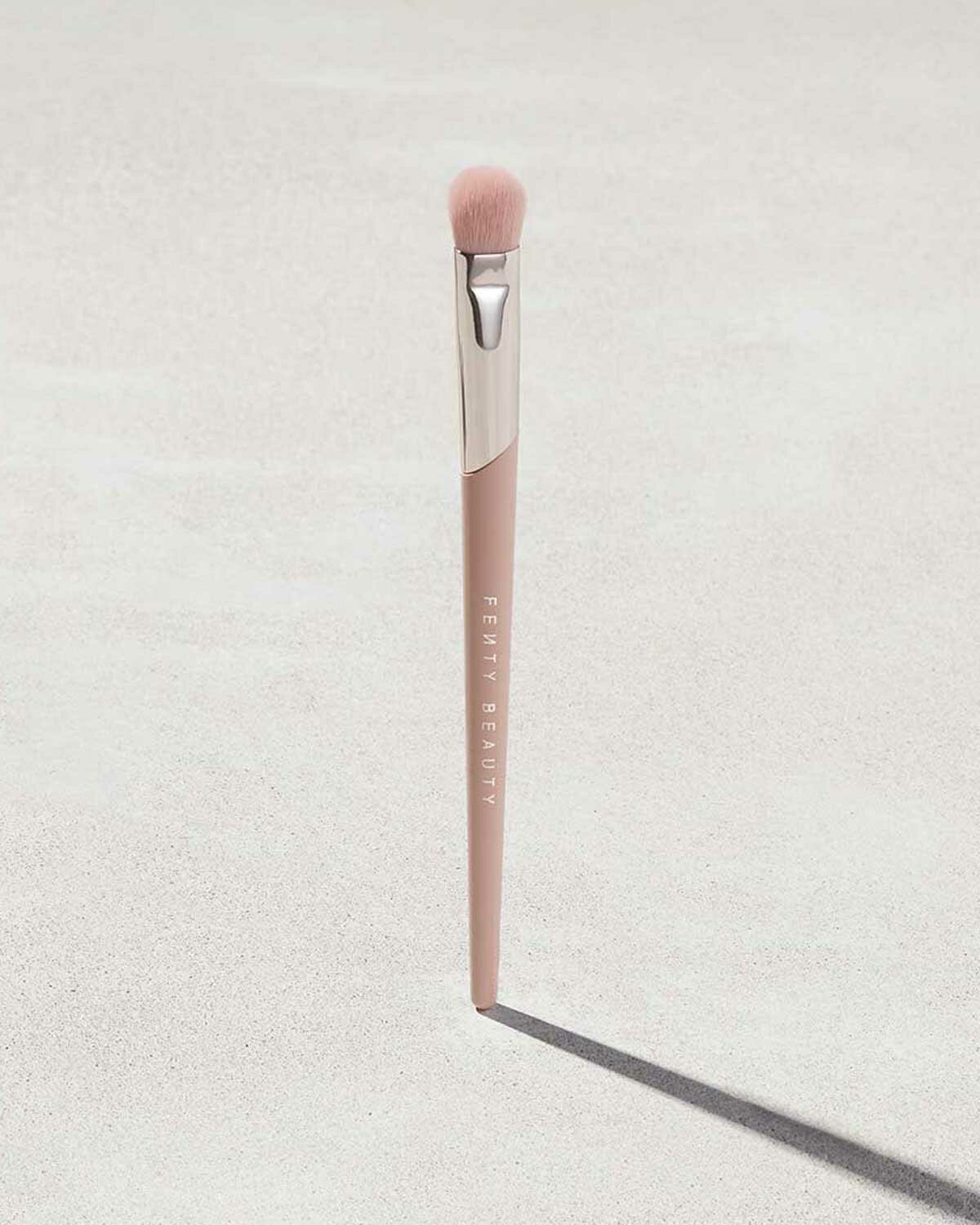 Fenty Beauty Кисть для нанесения теней Plush Eyeshadow Brush 240