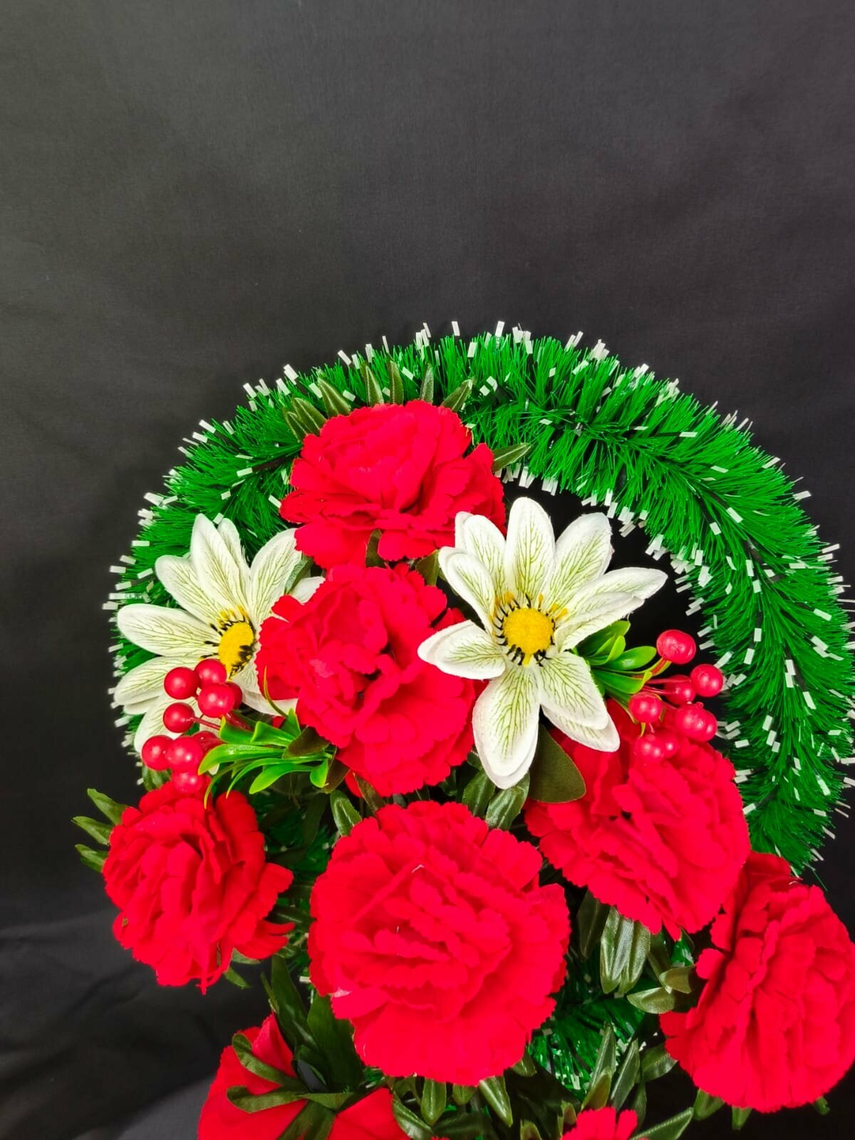 Полу корзина на крест с герберами и гвоздиками бархат красный 52x36 см