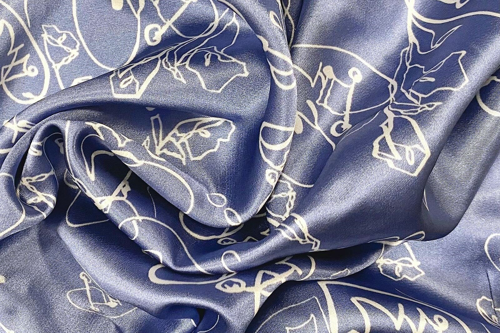 Ткань Тонкий атлас-стрейч белые сердца на сине-фиолетовом, 150 г/пм, ш150см, 0,5 м