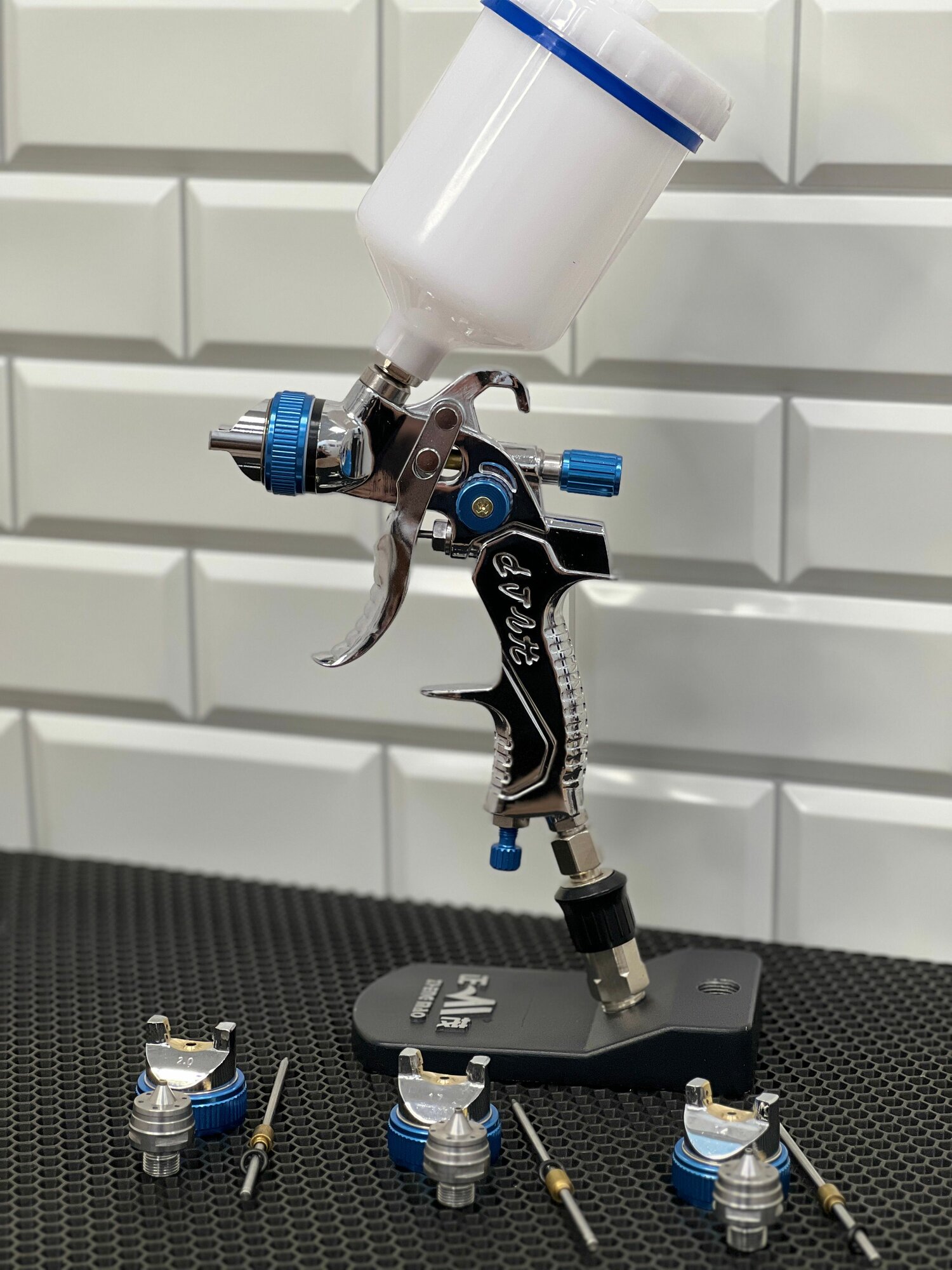 Краскопульт пневматический для разных видов красок лака и грунта HVLP с сменными соплами 5в1 (1.4мм 1.7мм 2.0мм)