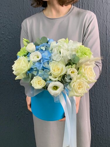 Изображение товара Букет живых цветов в коробке из гортензии, розы, эустомы, гвоздики и эвкалипта.