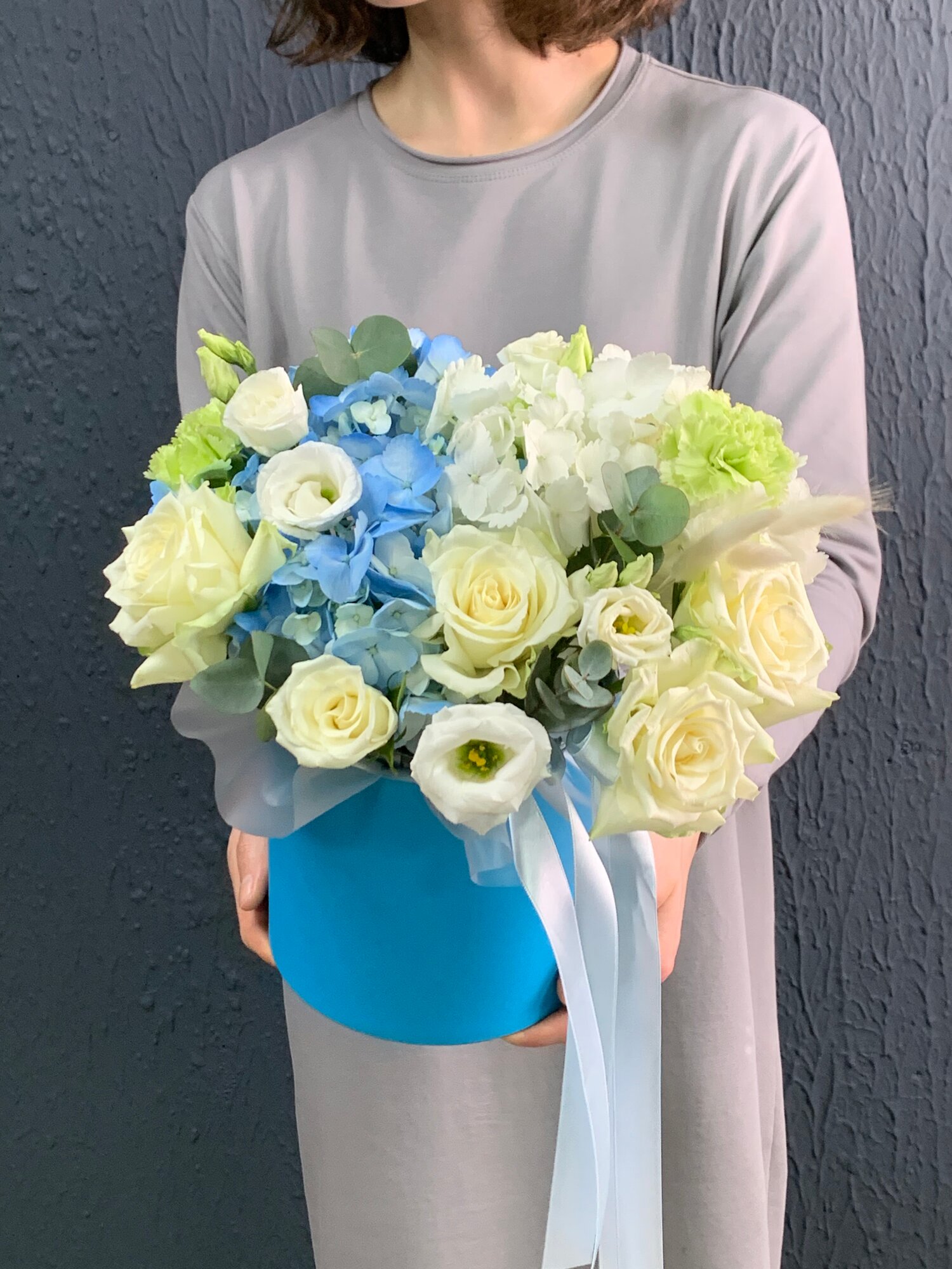 Букет живых цветов в коробке из гортензии розы эустомы гвоздики и эвкалипта.