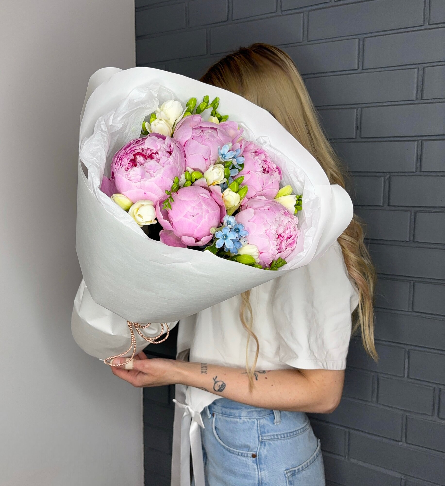 Букет «Летние чувства» (розовые пионы Сара Бернар фрезия незабудки) в крафте