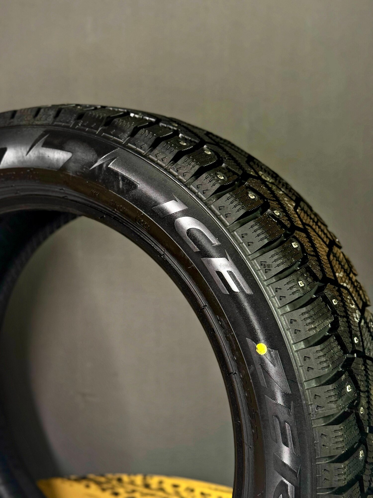 Pirelli Ice Zero Шины зимние 185/65R15 92T Шипованные — фото 1