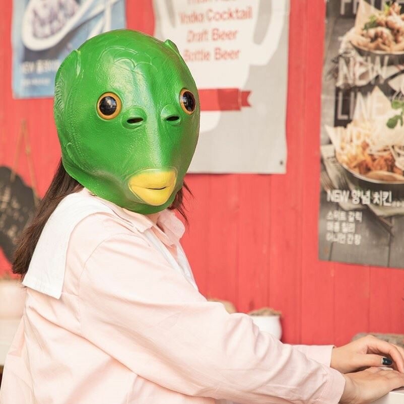 Маска монстра с рыбьей головой и капюшоном из лягушки