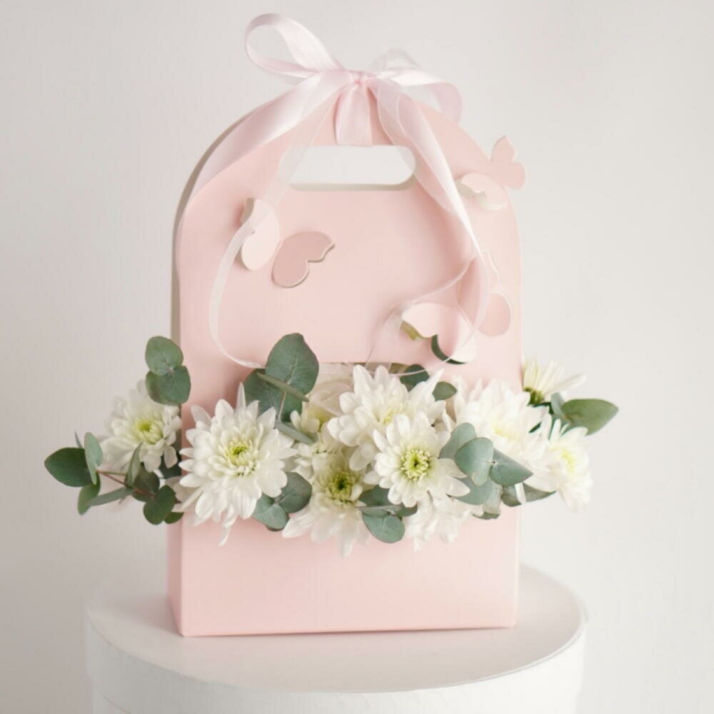 Композиция в сумочке с бабочками "Весеннее утро" из кустовой хризантемы Алтай и эвкалипта — фото 1