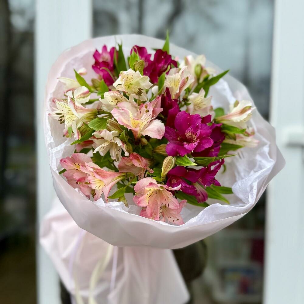Букет цветов из микс альстромерий, монобукет, в упаковке, 5 шт.
