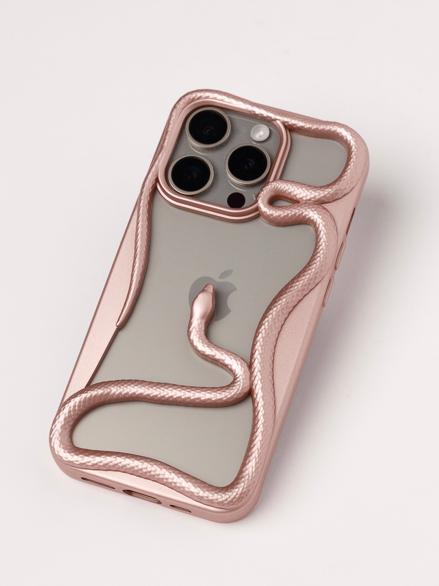 Чехол розового цвета на iPhone 14 Pro Max с змеиным принтом, пластик — фото 1