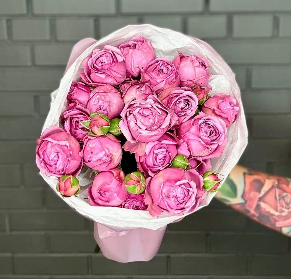 Букет кустовые пионовидные розы Мисти Баблс (5 веток) оттенка фуксия