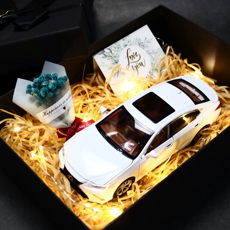 Белая алюминиевая фигурка Lexus ES300h в премиум подарочной упаковке для автомобильных коллекционеров