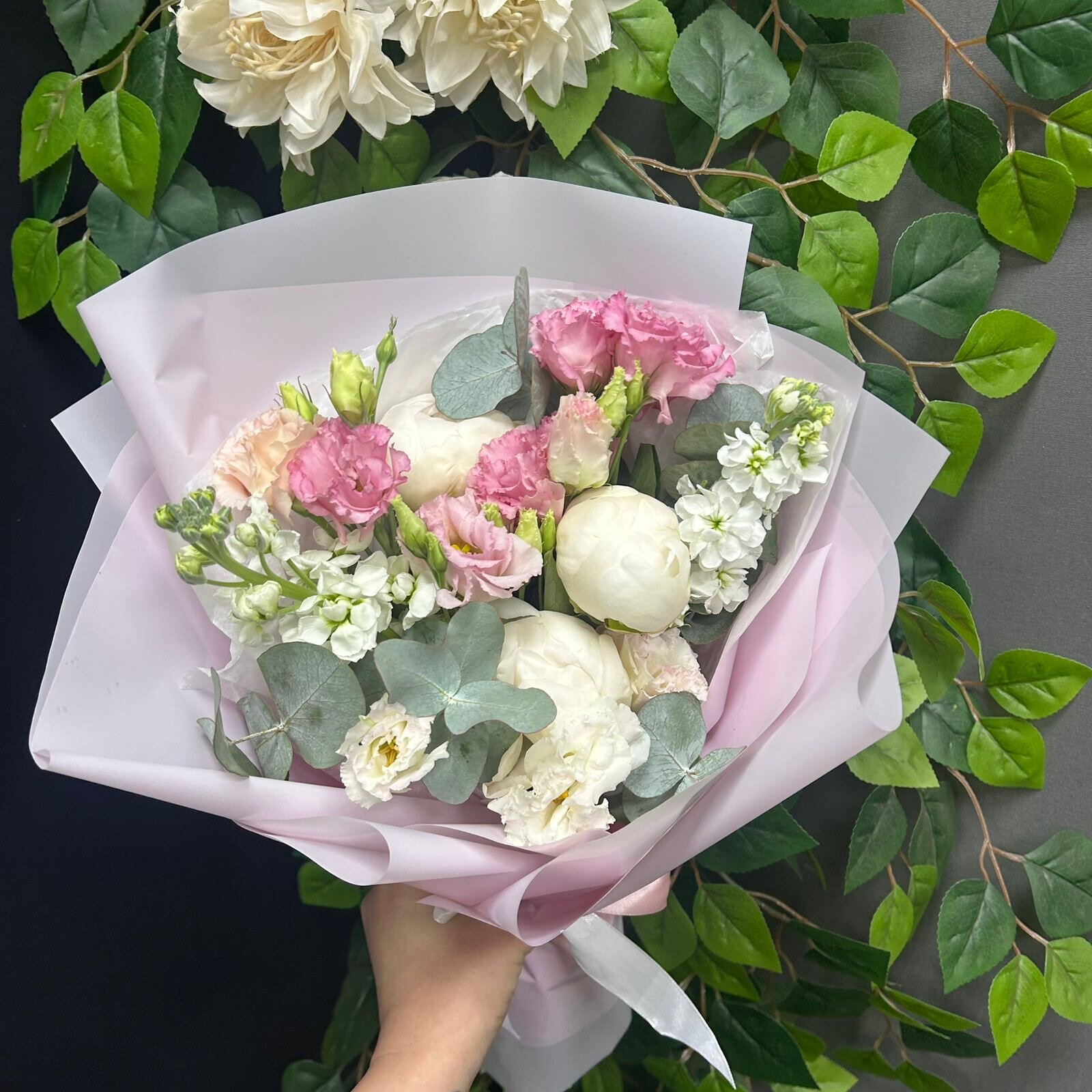 Букет ФлавЦвет "Микс" пионы маттиола эустома ветви эвкалипта