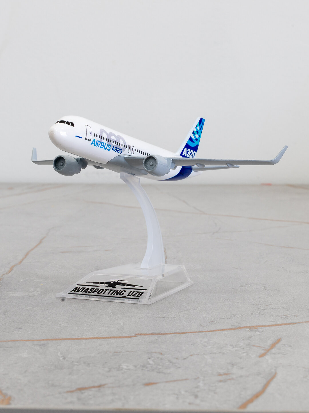 Коллекционная модель самолёта Airbus A320 neo, Производителя самолётов Airbus Corporation (Эйрбас), в оригинальной ливрее производителя Airbus A320 neo. Длина 14 см. Металл + пластик. Шасси нет. Можно использовать на подставке. Не игрушка, 14+.