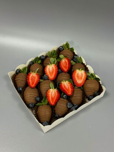 Изображение товара Клубника в бельгийском шоколаде "Soft" (9-12 ягод) в коробочке с прозрачной крышкой