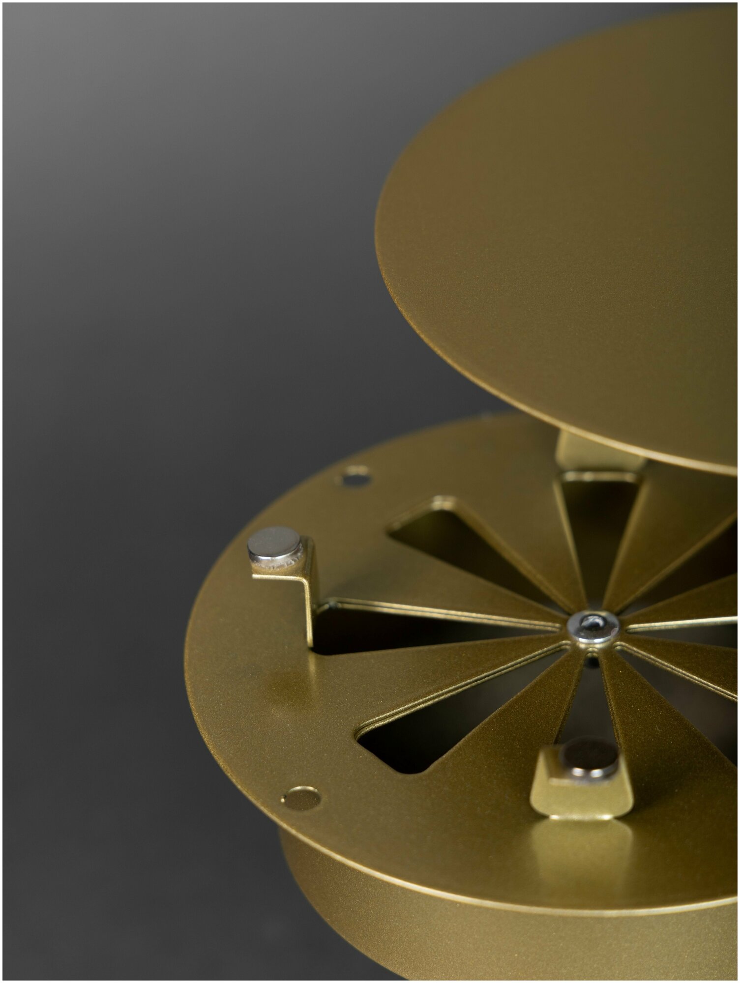 Вентиляционная решетка на магнитах (декоративный диффузор с регулировкой) 125x125 мм. (ДК125 золотистая), металлическая, производитель Родфер - фотография № 7