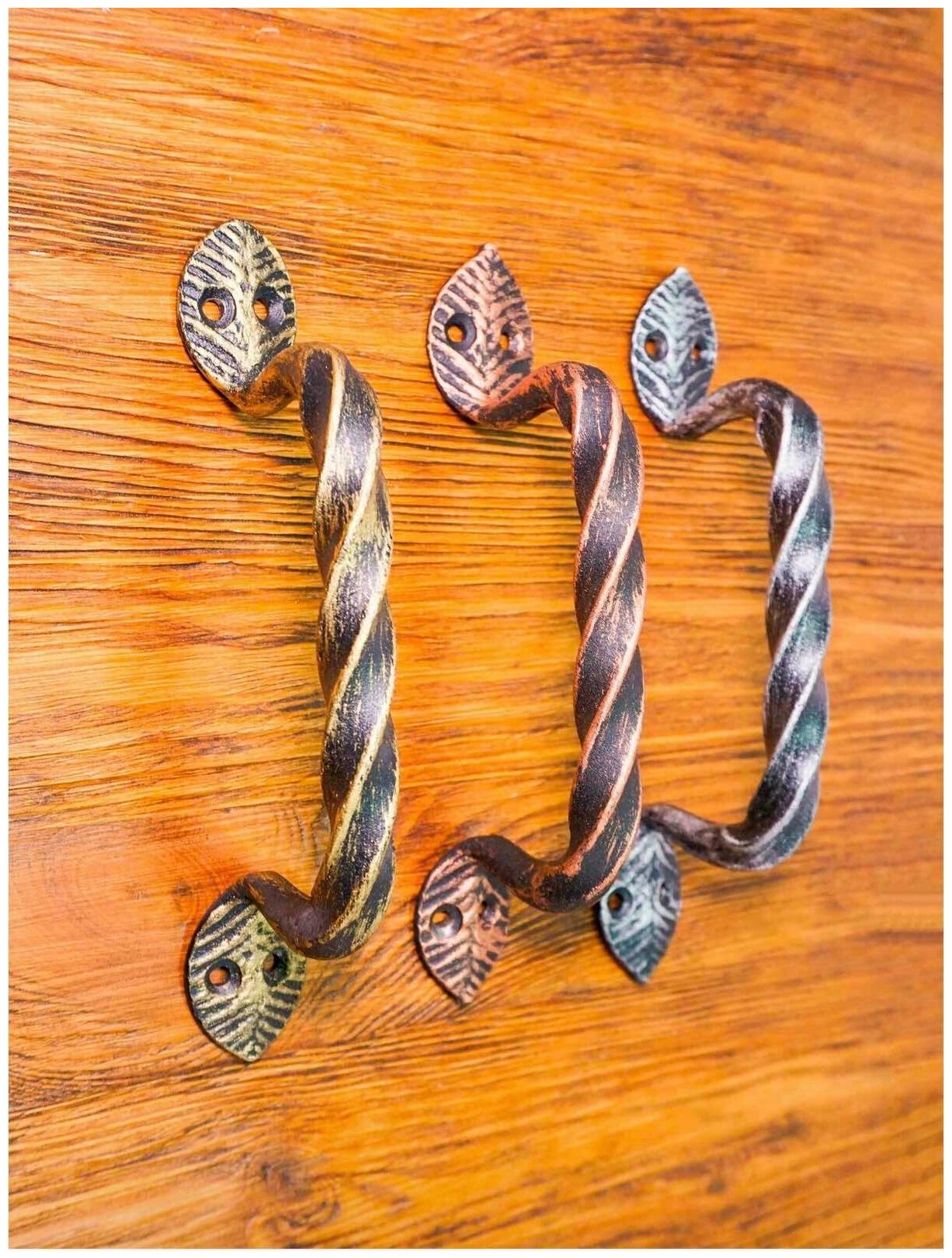 Ручка-скоба кованая Витая "Лист" (серебряный)/для металлической и деревянной двери/ручка для ворот и калиток - фотография № 7