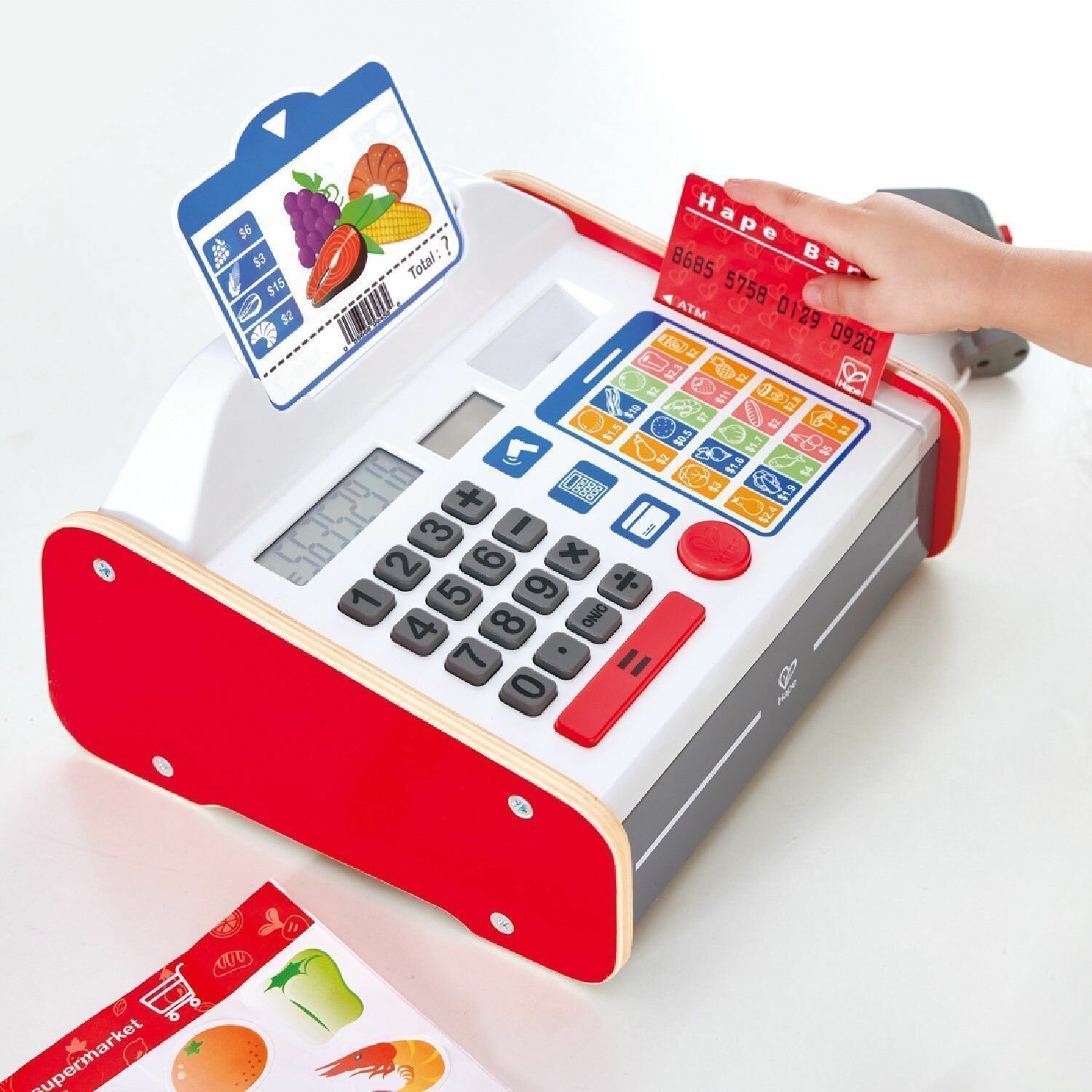 Hape Детская игрушечная деревянная касса с набором наклеек, калькулятором, светом и звуком