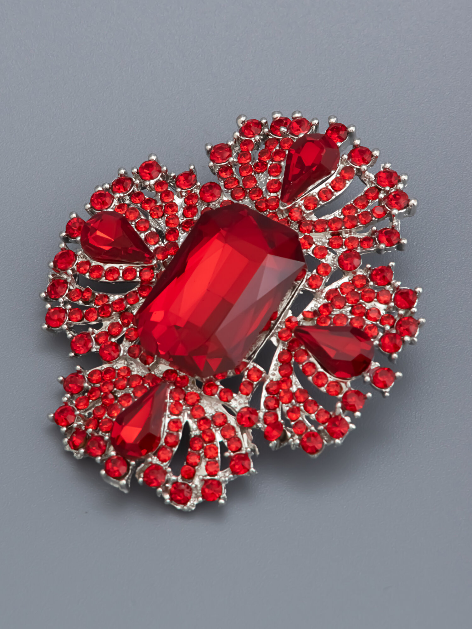 Брошь ЖемАрт, кристалл, 1 шт., красный/серебристый — фото 1