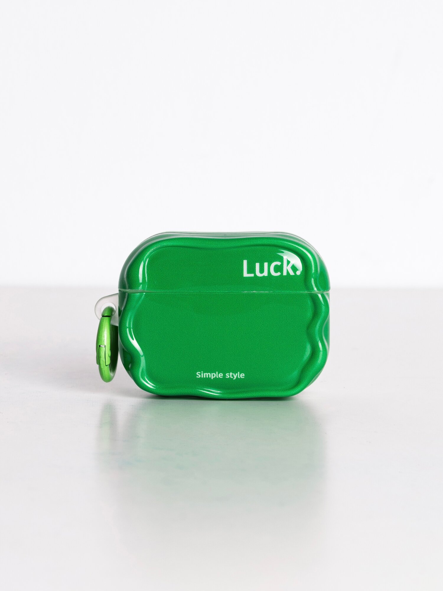 Чехол силиконовый на airpods 4 c карабином зеленого цвета