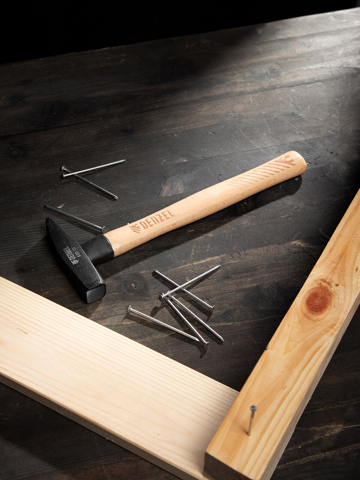 Молоток строительный слесарный Denzel 10428 400 г кованый квадратный боек буковая рукоятка