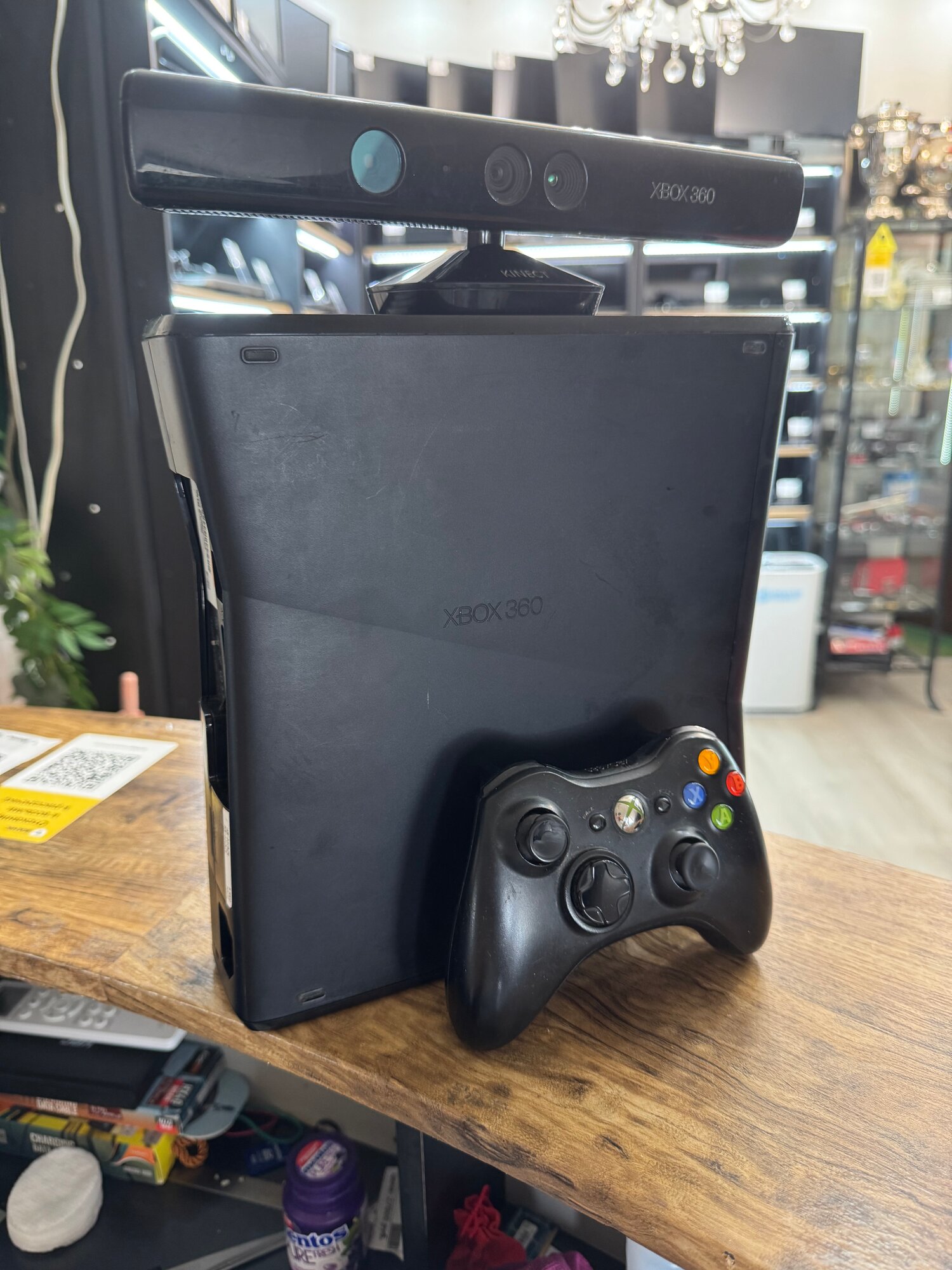 Игровая приставка X-Box 360 250gb (шитая), 2 джойстика, Kinect